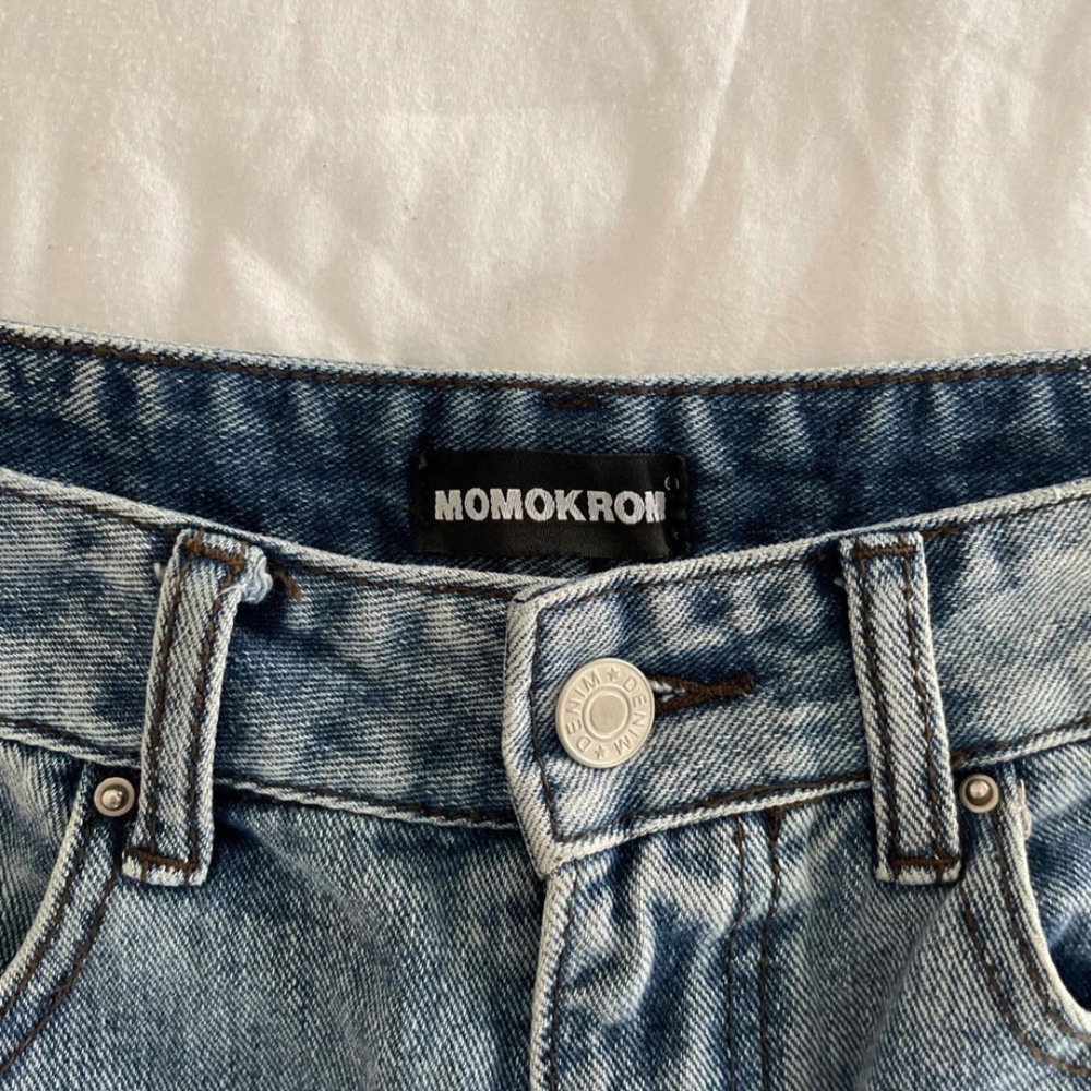 Ripped jeans (back and front rips), mid-high waist, comfortable, light jeans